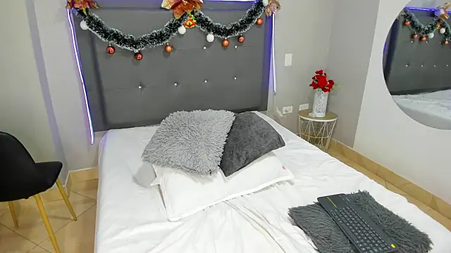 Snapshot of emma_lye chatting on 12.24.24 emma lye online show from 12.24.24