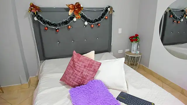 Snapshot of emma_lye chatting on 12.31.24 emma lye online show from 12.31.24