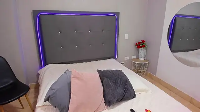 Snapshot of emma_lye chatting on 02.11.25 emma lye online show from 02.11.25