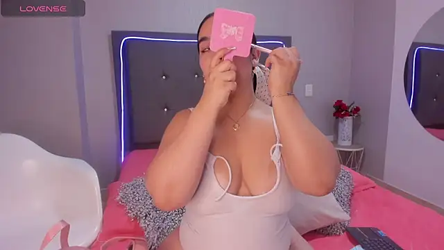 Snapshot of emma_lye chatting on 10.04.25 emma lye online show from 10.04.25