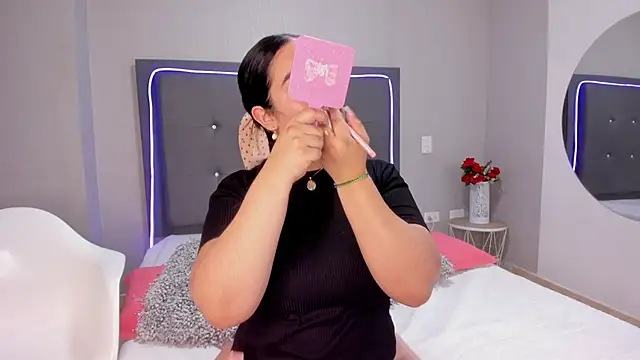 Snapshot of emma_lye chatting on 10.06.25 emma lye online show from 10.06.25