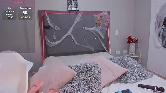 Snapshot of emma_lye chatting on 10.18.25 emma lye online show from 10.18.25