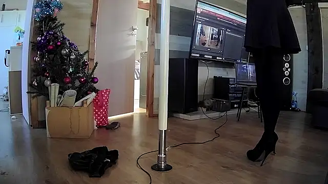 Snapshot of FLakiReve chatting on 12.18.25 FLakiReve online show from 12.18.25