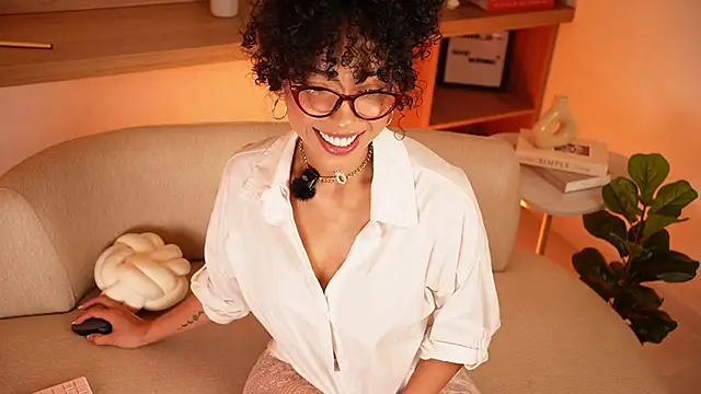 Snapshot of OSHUN_ chatting on 05.30.26 OSHUN online show from 05.30.26