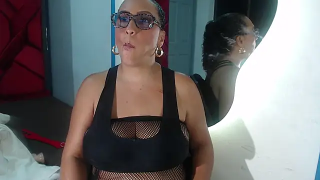 Snapshot of EvaMills1 chatting on 02.01.25 EvaMills1 online show from 02.01.25