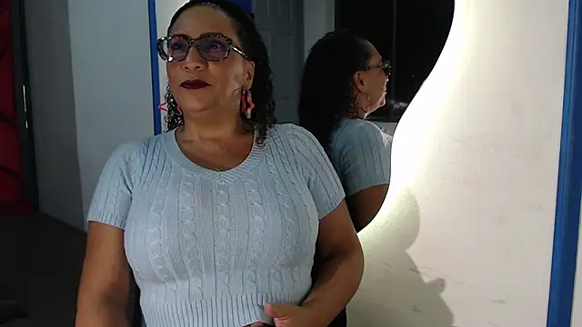 Snapshot of EvaMills1 chatting on 02.05.25 EvaMills1 online show from 02.05.25