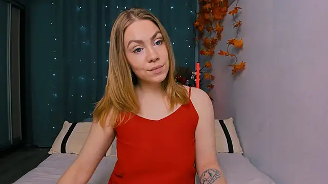 Snapshot of InsatiableFoxX chatting on 10.30.25 InsatiableFoxX online show from 10.30.25