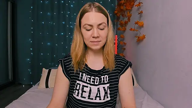 Snapshot of InsatiableFoxX chatting on 11.02.25 InsatiableFoxX online show from 11.02.25