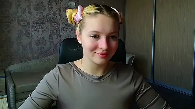 Snapshot of Milka_kiss_ chatting on 05.16.26 Milka kiss online show from 05.16.26