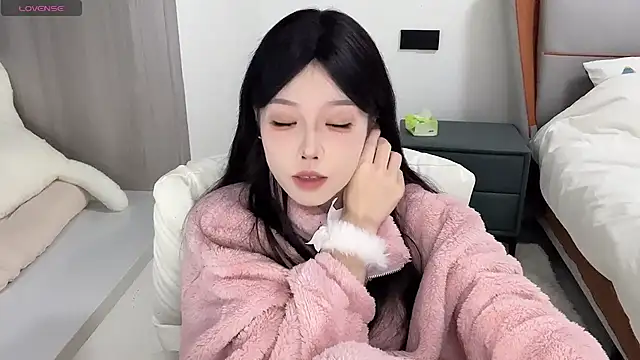 Snapshot of Q-ing chatting on 12.04.24 Q-ing online show from 12.04.24