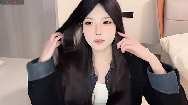 Snapshot of Q-ing chatting on 01.03.25 Q-ing online show from 01.03.25