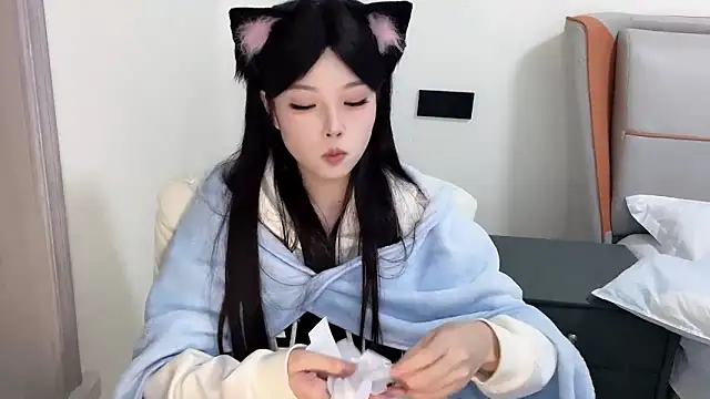 Snapshot of Q-ing chatting on 01.21.25 Q-ing online show from 01.21.25