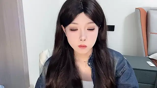 Snapshot of Q-ing chatting on 02.16.25 Q-ing online show from 02.16.25