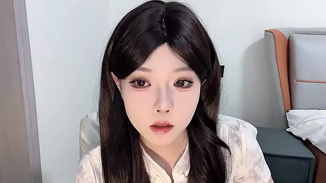 Snapshot of Q-ing chatting on 02.18.25 Q-ing online show from 02.18.25