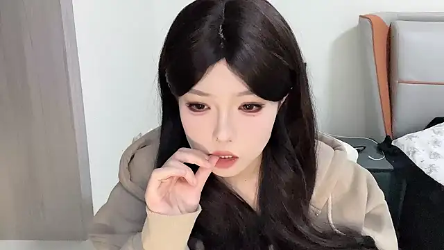 Snapshot of Q-ing chatting on 02.24.25 Q-ing online show from 02.24.25