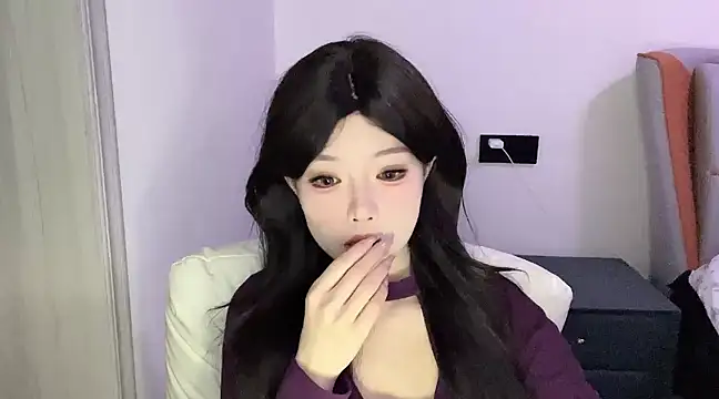 Snapshot of Q-ing chatting on 03.06.25 Q-ing online show from 03.06.25