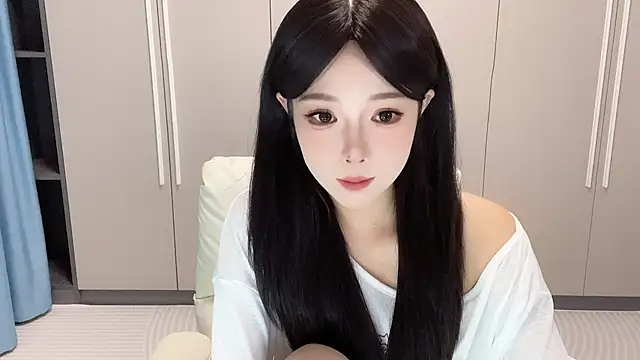 Snapshot of Q-ing chatting on 09.19.25 Q-ing online show from 09.19.25