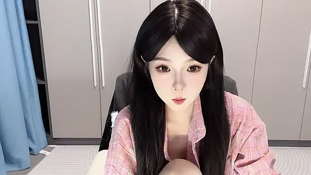 Snapshot of Q-ing chatting on 10.11.25 Q-ing online show from 10.11.25