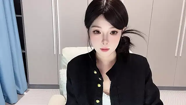 Snapshot of Q-ing chatting on 10.13.25 Q-ing online show from 10.13.25