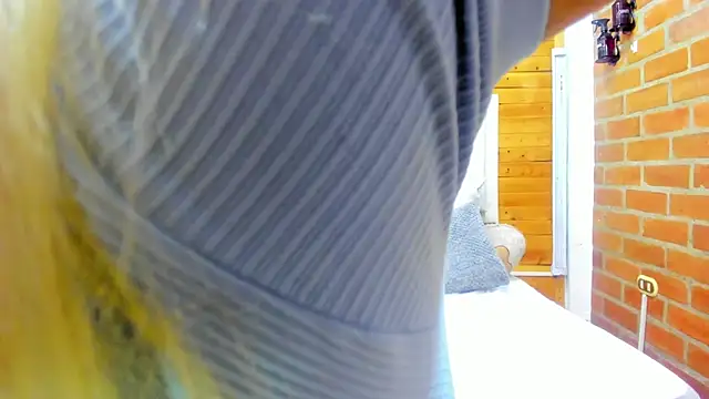 Snapshot of Dulcex69 chatting on 06.17.26 Dulcex69 online show from 06.17.26
