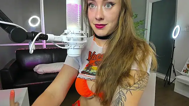 Snapshot of AngelPaull chatting on 12.16.24 AngelPaull online show from 12.16.24