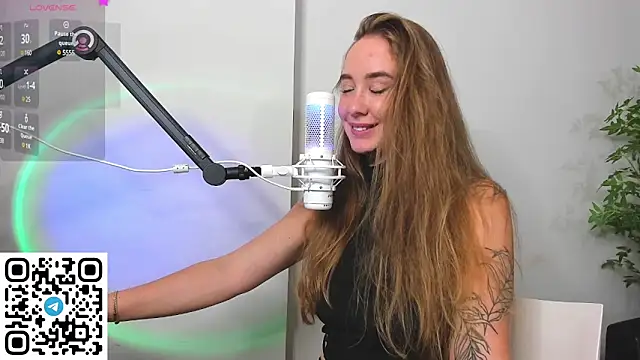 Snapshot of AngelPaull chatting on 02.11.25 AngelPaull online show from 02.11.25