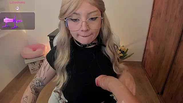 Snapshot of Hannya_moon chatting on 01.10.26 Hannya moon online show from 01.10.26