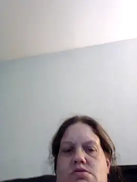 Snapshot of Earlybirdgetsworm chatting on 10.16.25 Earlybirdgetsworm online show from 10.16.25