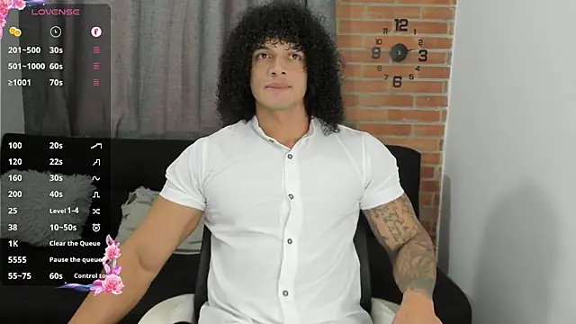 Snapshot of curly_muscle chatting on 01.05.25 curly muscle online show from 01.05.25
