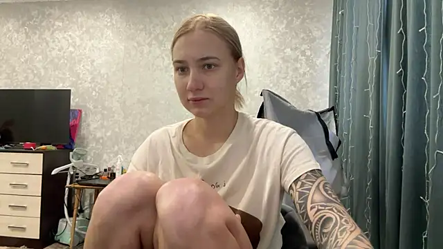 Snapshot of AnneBall chatting on 12.27.24 AnneBall online show from 12.27.24