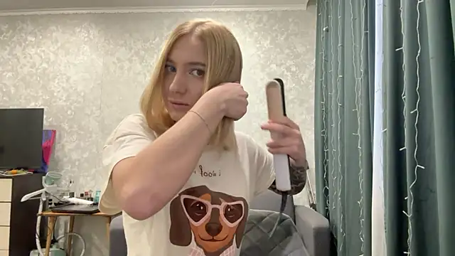 Snapshot of AnneBall chatting on 12.28.24 AnneBall online show from 12.28.24