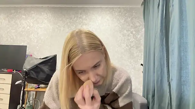 Snapshot of AnneBall chatting on 01.05.25 AnneBall online show from 01.05.25