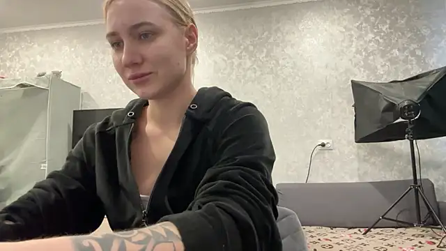 Snapshot of AnneBall chatting on 01.18.25 AnneBall online show from 01.18.25
