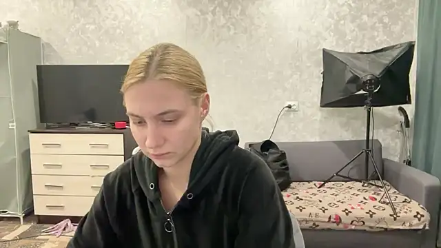 Snapshot of AnneBall chatting on 01.22.25 AnneBall online show from 01.22.25