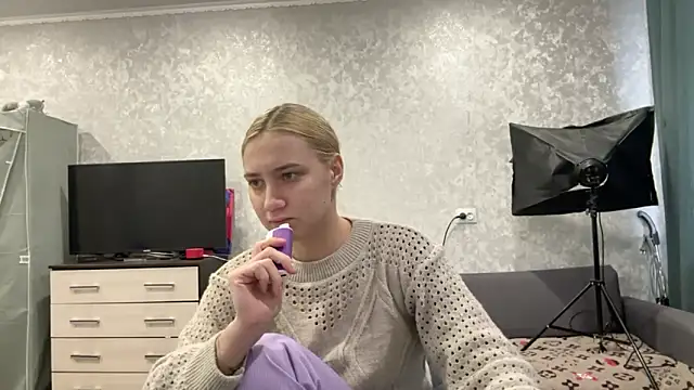 Snapshot of AnneBall chatting on 01.23.25 AnneBall online show from 01.23.25