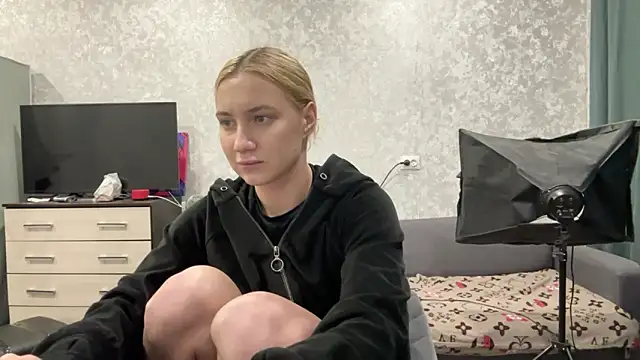 Snapshot of AnneBall chatting on 01.27.25 AnneBall online show from 01.27.25
