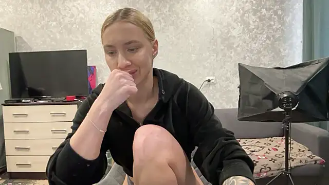 Snapshot of AnneBall chatting on 02.03.25 AnneBall online show from 02.03.25