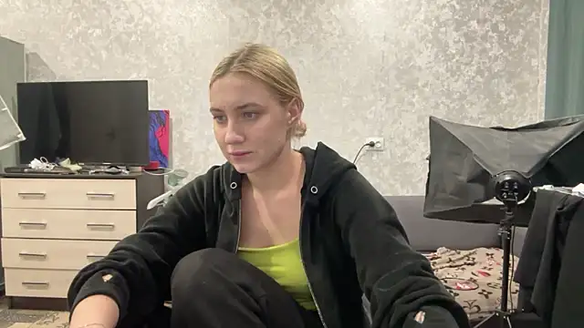 Snapshot of AnneBall chatting on 02.04.25 AnneBall online show from 02.04.25
