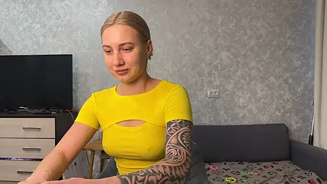 Snapshot of AnneBall chatting on 03.04.25 AnneBall online show from 03.04.25