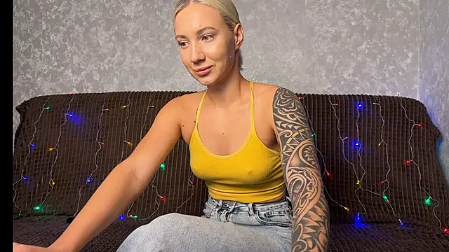 Snapshot of AnneBall chatting on 09.19.25 AnneBall online show from 09.19.25