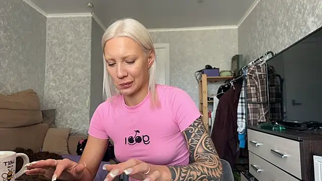 Snapshot of AnneBall chatting on 04.23.26 AnneBall online show from 04.23.26