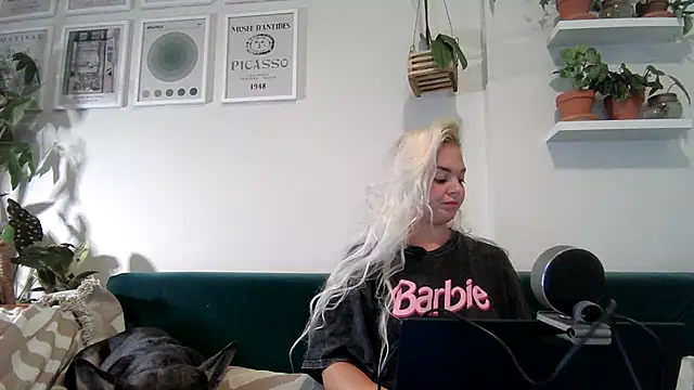 Snapshot of badblondebunny chatting on 02.22.25 badblondebunny online show from 02.22.25