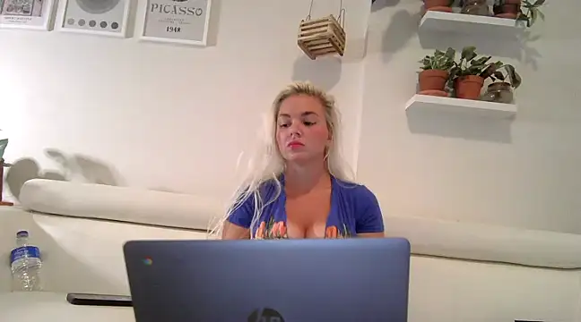 Snapshot of badblondebunny chatting on 03.08.25 badblondebunny online show from 03.08.25