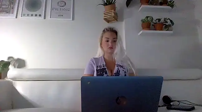 Snapshot of badblondebunny chatting on 03.20.25 badblondebunny online show from 03.20.25