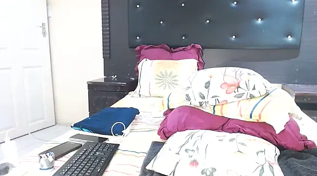 Snapshot of DarkDivva24 chatting on 02.18.25 DarkDivva24 online show from 02.18.25