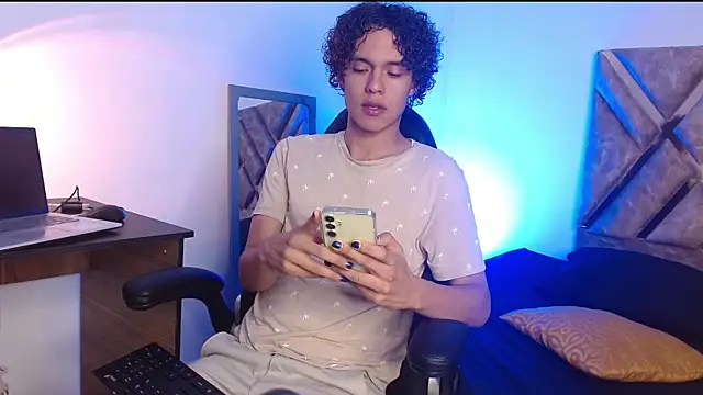 Snapshot of nickolas_moon chatting on 02.26.25 nickolas moon online show from 02.26.25