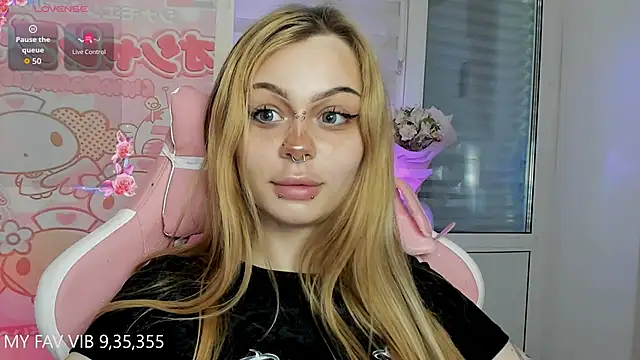 Snapshot of shy_melony chatting on 04.10.26 shy melony online show from 04.10.26