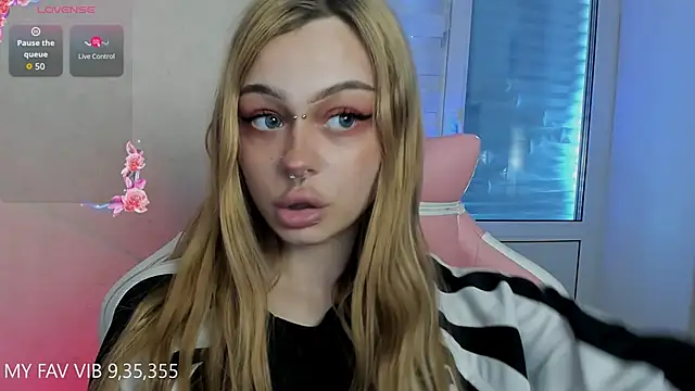 Snapshot of shy_melony chatting on 04.19.26 shy melony online show from 04.19.26