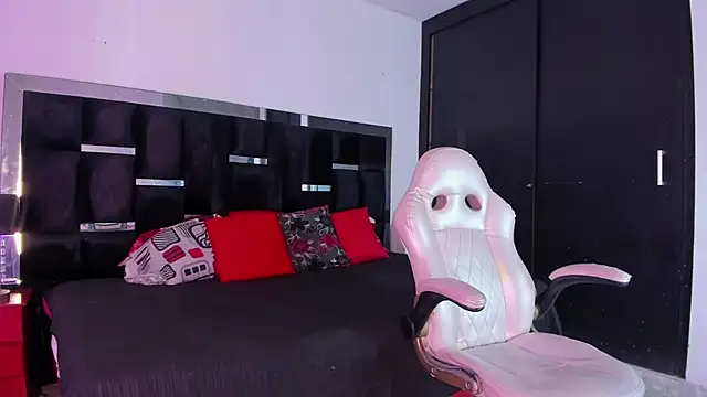 Tasha Sant online show from 11.08.25