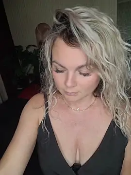 Snapshot of candy_queeen chatting on 06.18.26 candy queeen online show from 06.18.26